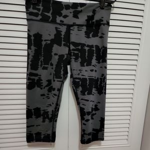 ALO YOGA CAPRI LEGGINGS